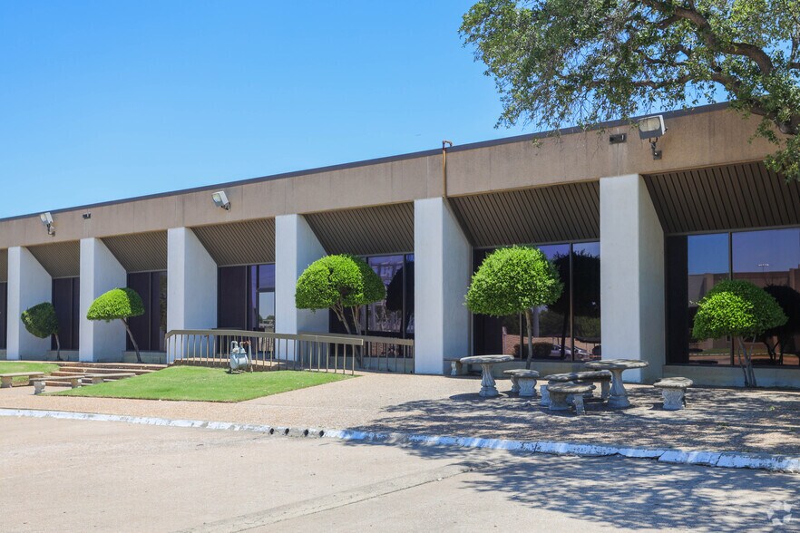 More Photos Of 2201 Arlington Downs Rd, Arlington Light Distribution For Sale