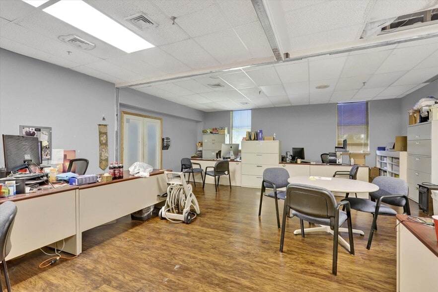 More Photos Of 457 E North St, Carlisle Flex For Sale