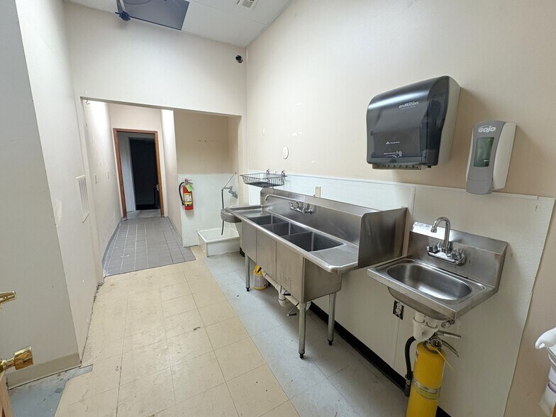 More Photos Of 601 Minnesota Ave, Walker General Retail For Lease