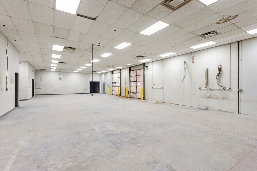 More Photos Of 1211 W Cambridge Circle Dr, Kansas City Warehouse For Lease