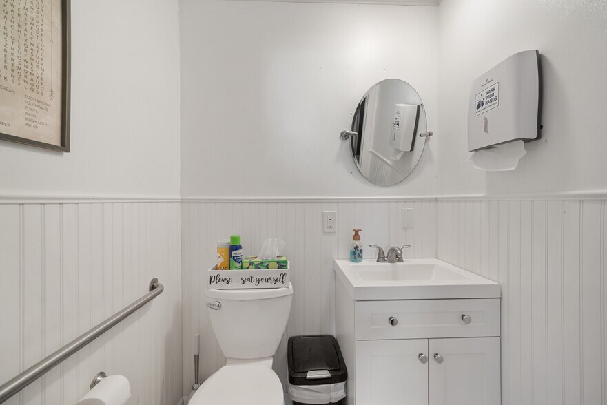 More Photos Of 4680 Dixie Hwy, Waterford Freestanding For Sale