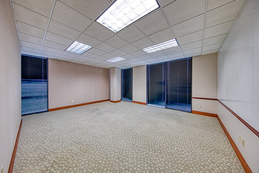 More Photos Of 1300 N Sam Houston Pky E, Houston Office Residential For Lease
