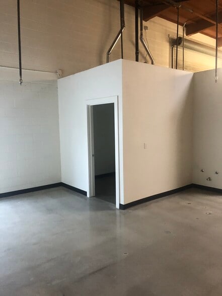 More Photos Of 2014 Placentia Ave, Costa Mesa Manufacturing For Lease