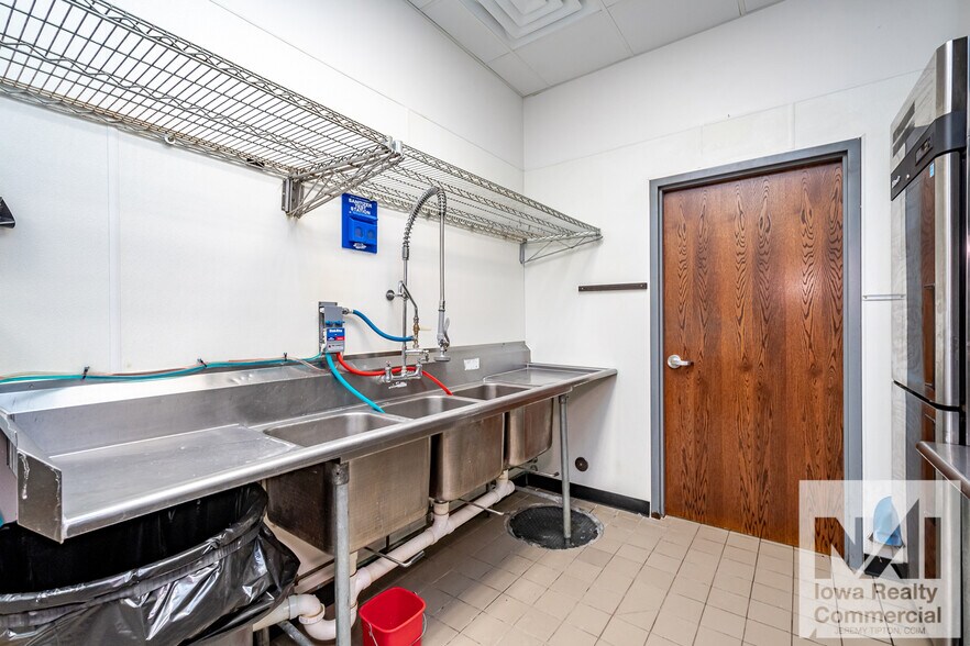 More Photos Of 955 29th Ave, Marion General Retail For Lease