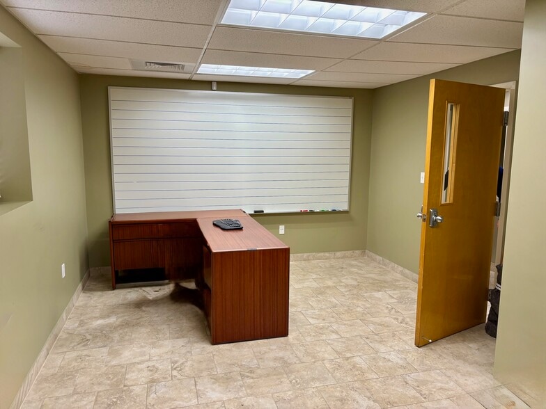 More Photos Of 160-162 Cross St, Winchester Distribution For Lease