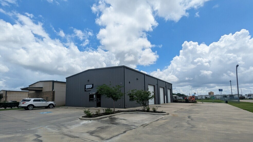 More Photos Of 1765 W Commerce Pky, Beaumont Industrial For Lease