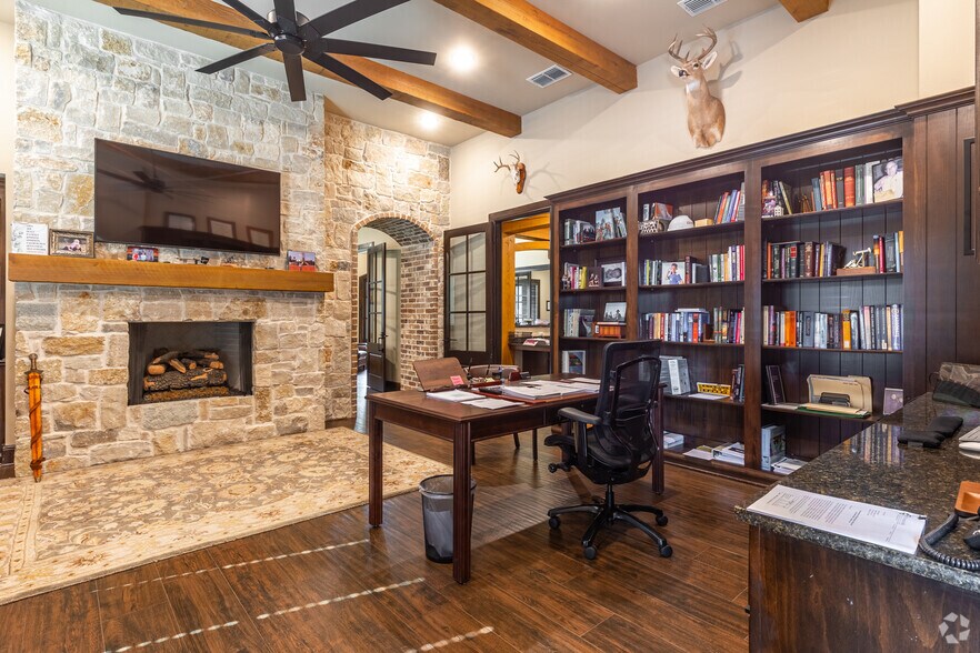 More Photos Of 1518 Colony Cir, Longview Office For Lease