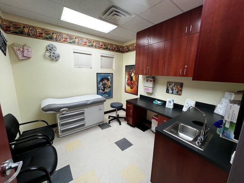 More Photos Of 1325 W Northwest Hwy, Grapevine Medical For Sale
