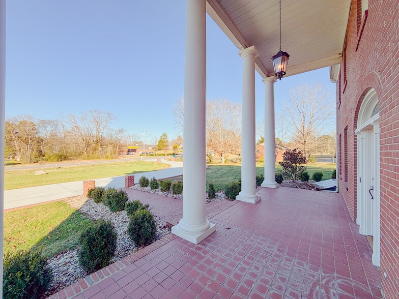 More Photos Of 621 E College St, Pulaski Hotel For Sale