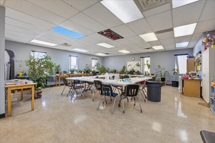 More Photos Of 11831 123 St NW, Edmonton Office For Sale
