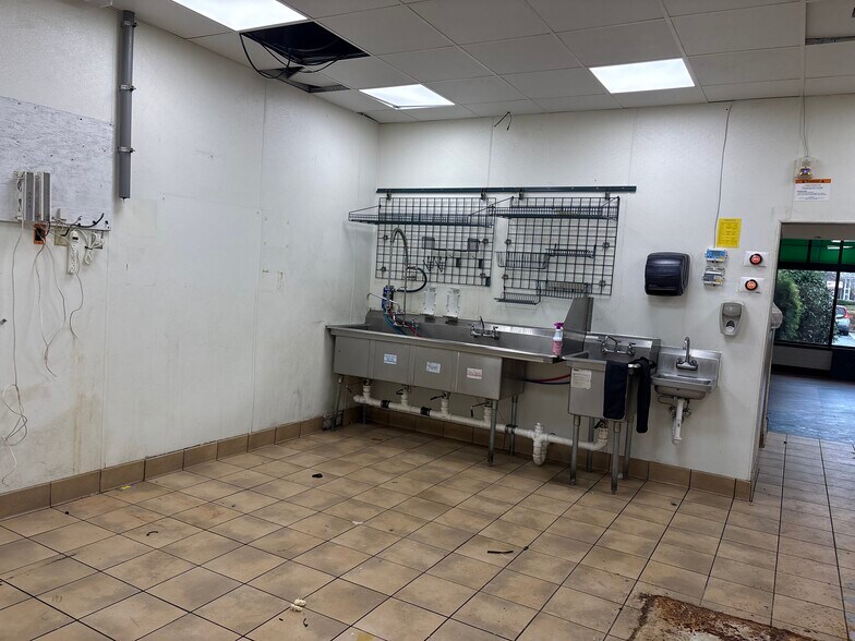 More Photos Of 6516 Kitten Lake Dr, Midland Restaurant For Lease