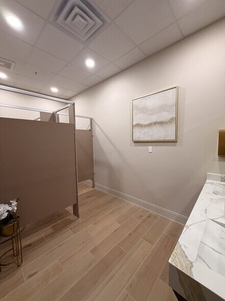 More Photos Of 2006 N 10th St, McAllen Storefront Retail Office For Lease