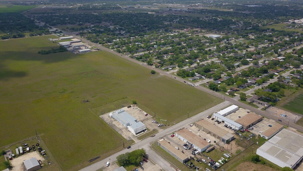 More Photos Of 3701 E Rio Grande St, Victoria Industrial For Sale