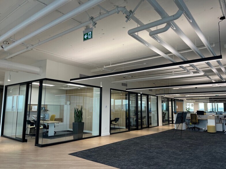 More Photos Of 110 Boul Crémazie O, Montréal Office For Lease