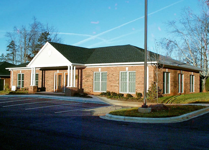 Primary Photo Of 2526 Plantation Center Dr, Matthews Medical For Lease