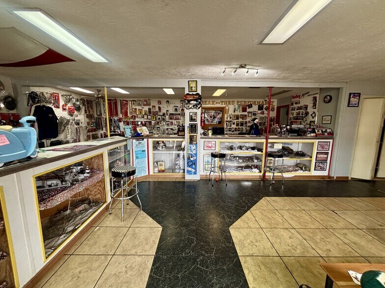 More Photos Of 1700 N Loop 336 E, Conroe Auto Repair For Lease