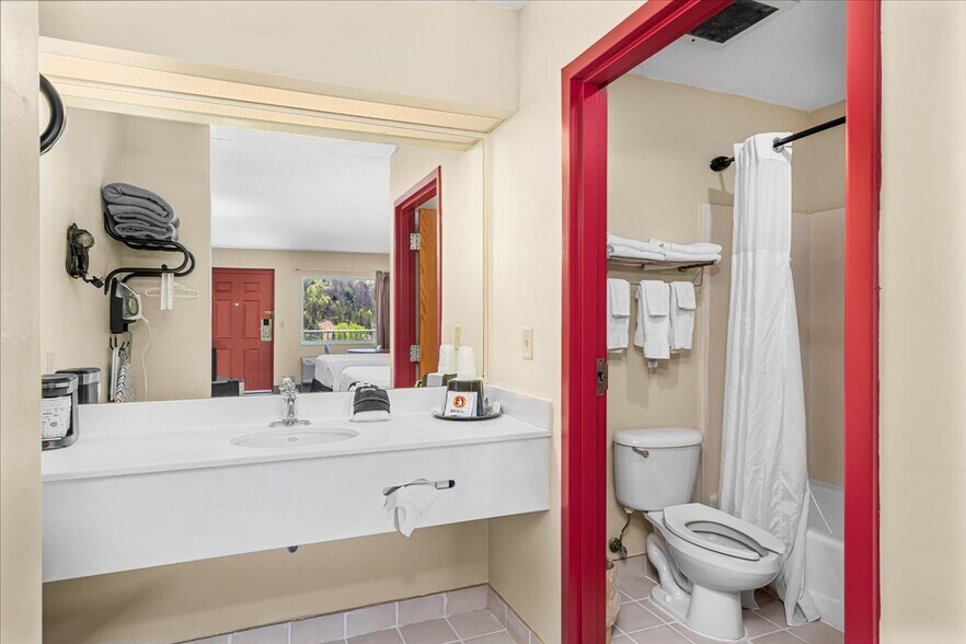 More Photos Of 182 Quillens Chapel Rd, Campton Hotel For Sale