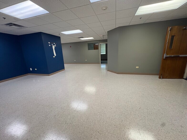 More Photos Of 450-480 E Roosevelt Rd, West Chicago Unknown For Lease