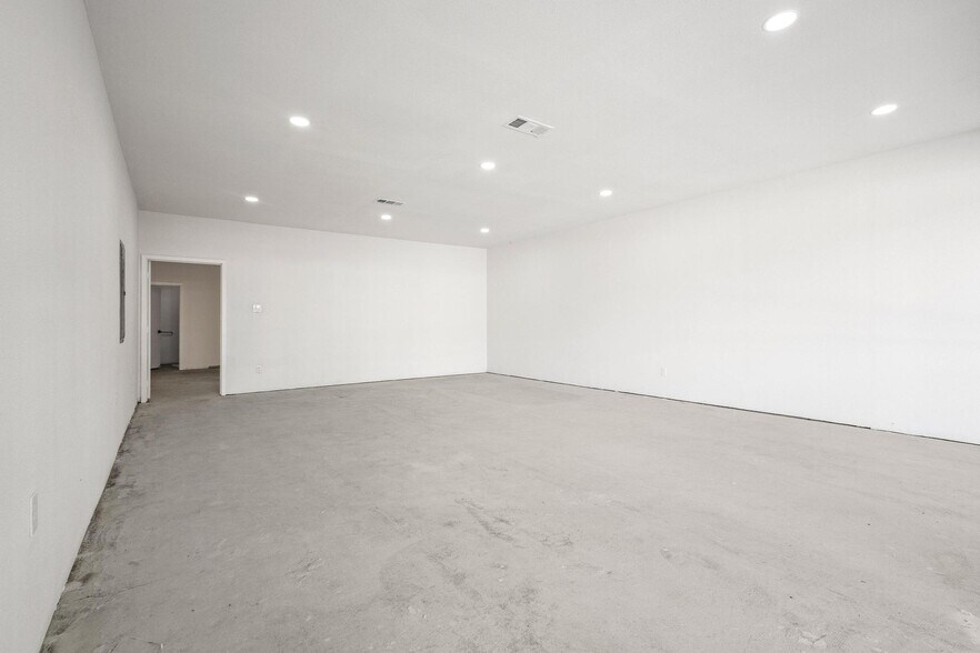 More Photos Of 717 E Liberty St, Pilot Point Storefront Retail Office For Lease