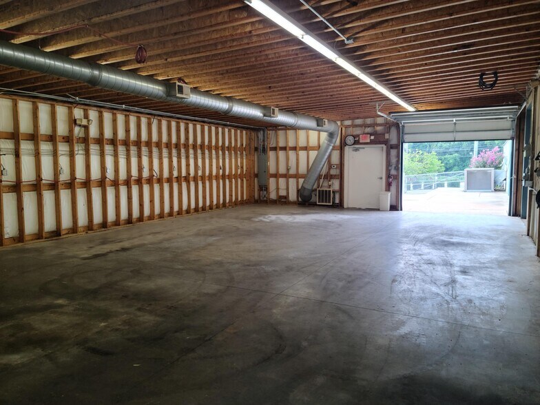 More Photos Of 8812 Wilkinson Blvd, Charlotte Warehouse For Lease