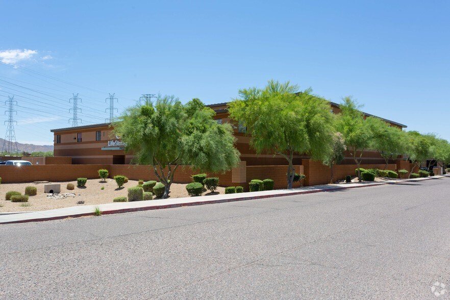 More Photos Of 9383 E Bell Rd, Scottsdale Self Storage For Lease