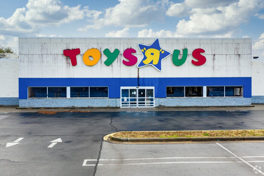 More Photos Of 1910 N Roan St, Johnson City Freestanding For Lease