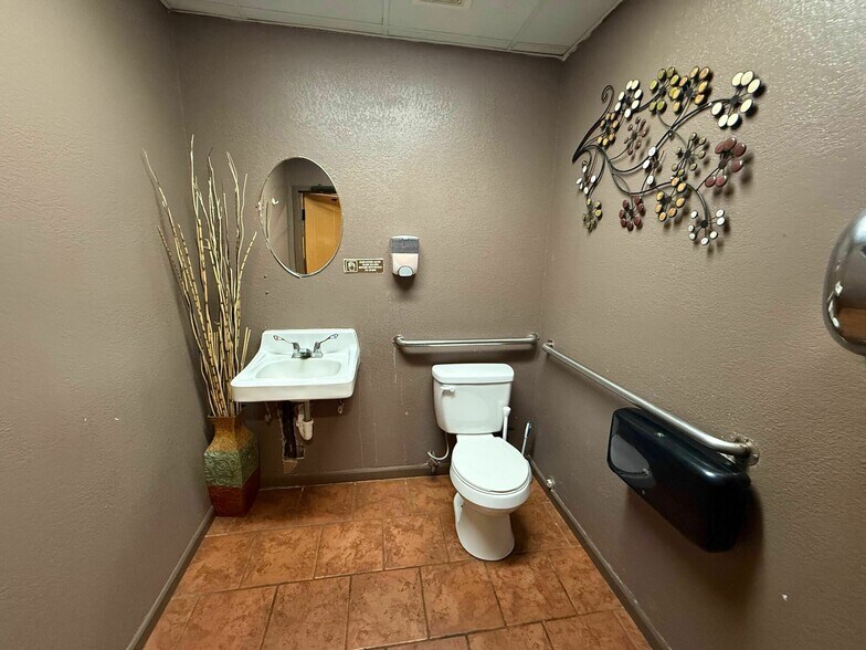 More Photos Of 834 E Division St, Springfield Restaurant For Sale