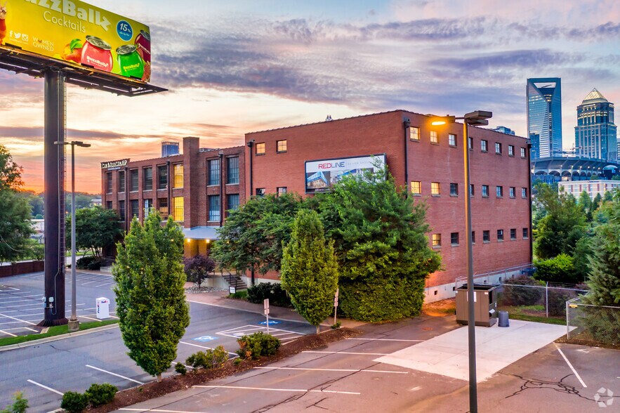 More Photos Of 1023 W Morehead St, Charlotte Office For Lease