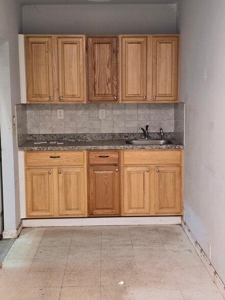 More Photos Of 14 Park Dr, Franklin Warehouse For Lease