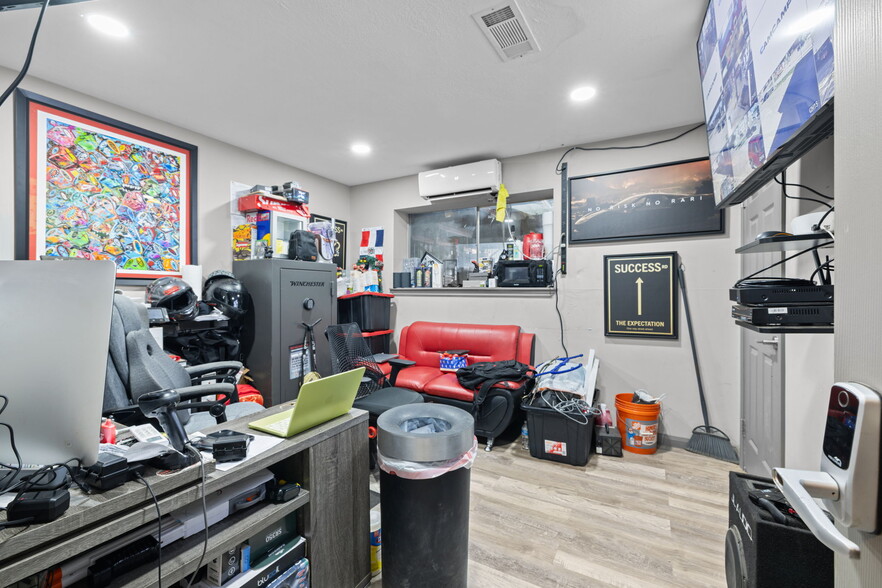 More Photos Of 2214 N Frazier St, Conroe Auto Repair For Sale