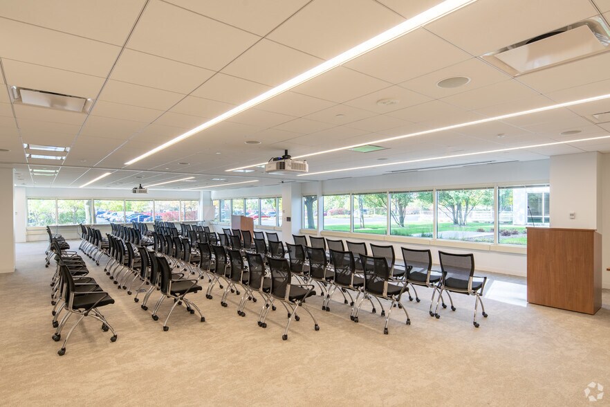 More Photos Of 1475 E Woodfield Rd, Schaumburg Office For Lease