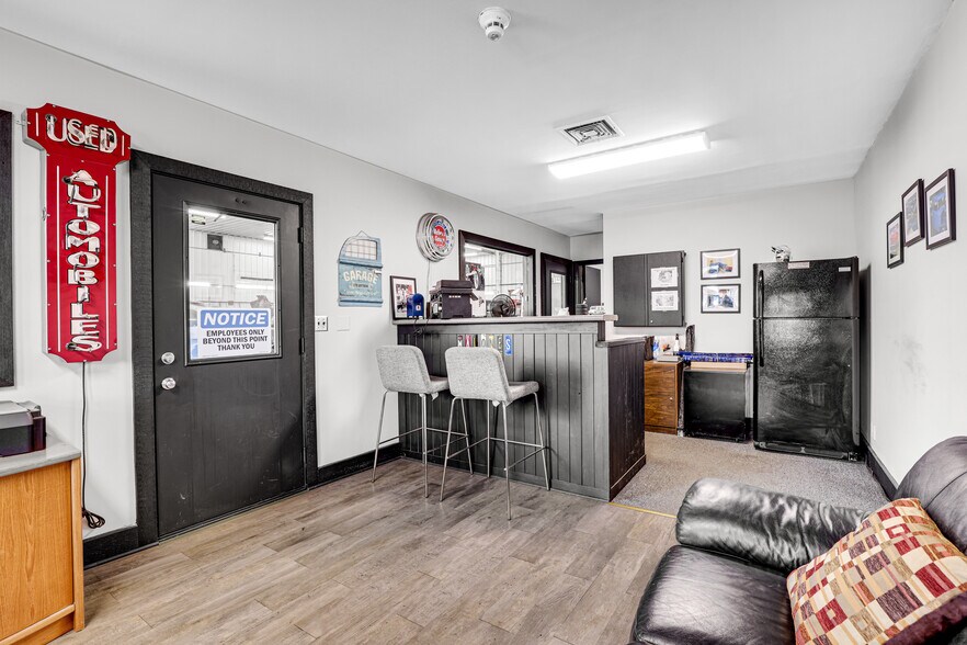 More Photos Of 19915 S La Grange Rd, Frankfort Auto Dealership For Lease