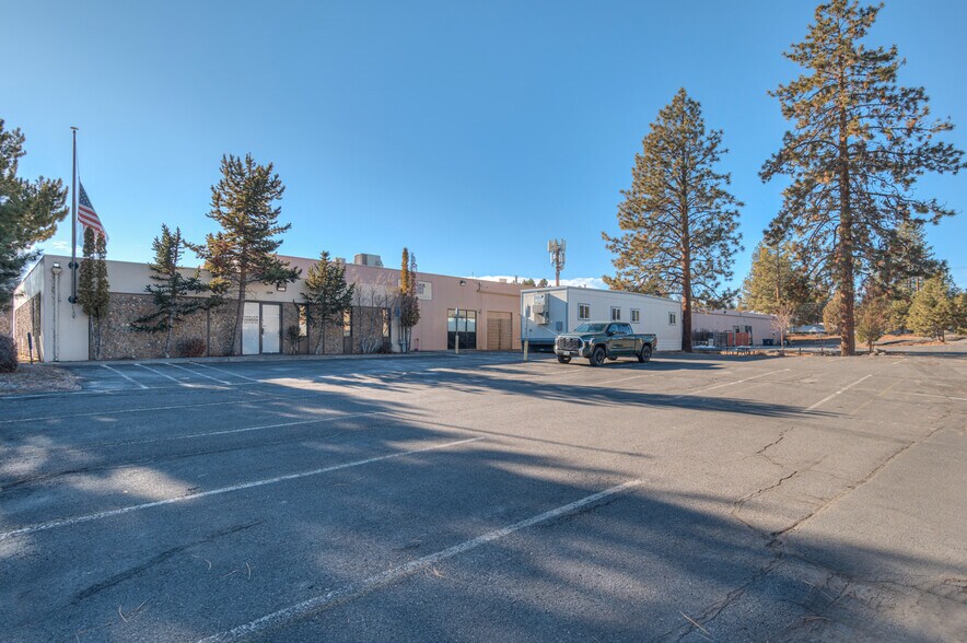 More Photos Of 107 SW Columbia St, Bend Flex For Sale