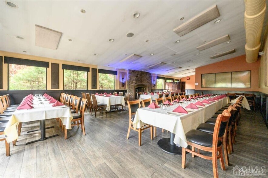 More Photos Of 522 Rt-33, Englishtown Restaurant For Lease