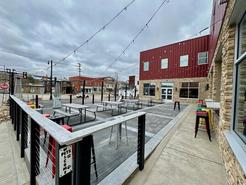 More Photos Of 23 W Pike St, Houston Storefront For Lease