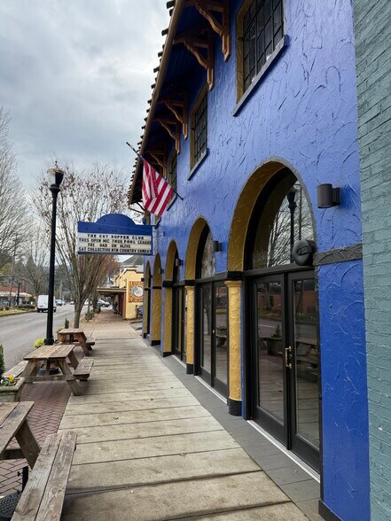 More Photos Of 456 N State St, Lake Oswego Bar For Sale