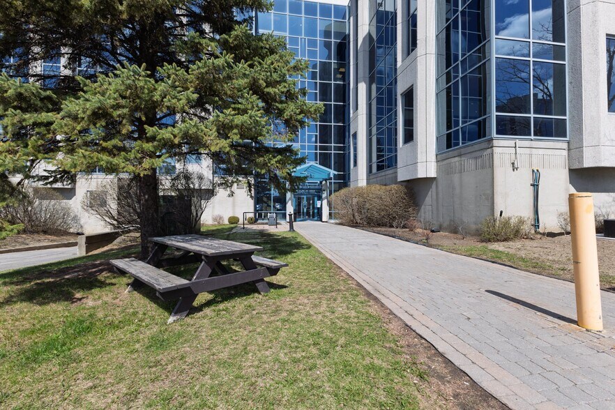 More Photos Of 9900 Boul Cavendish, Montréal Office Residential For Lease