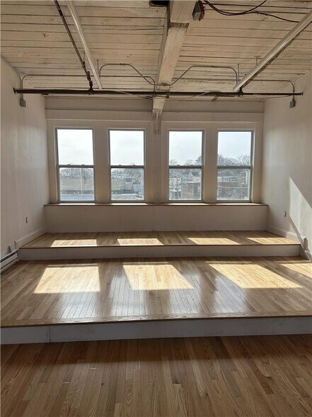 More Photos Of 100 Business St, Hyde Park Unknown For Lease