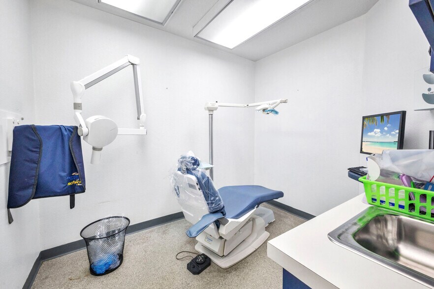 More Photos Of 3417 Tamiami Trl, Port Charlotte Medical For Sale