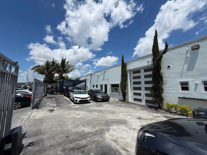 More Photos Of 3241-3249 NW 38th St, Miami Manufacturing For Sale