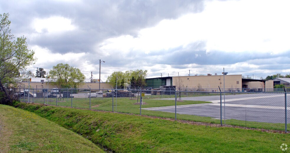 More Photos Of 2615 Elmhurst Ln, Portsmouth Warehouse For Lease
