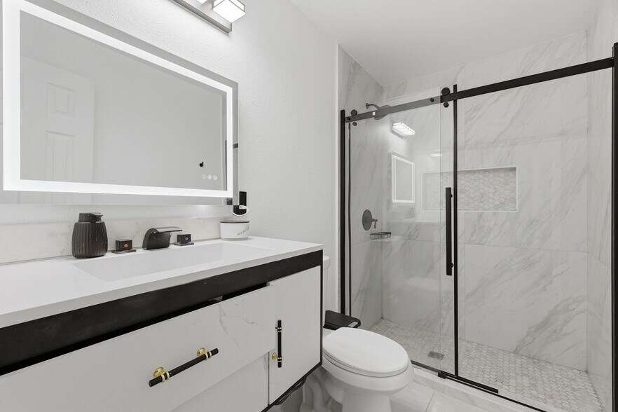 More Photos Of 2205 Strawberry Rd, Pasadena Flex For Sale