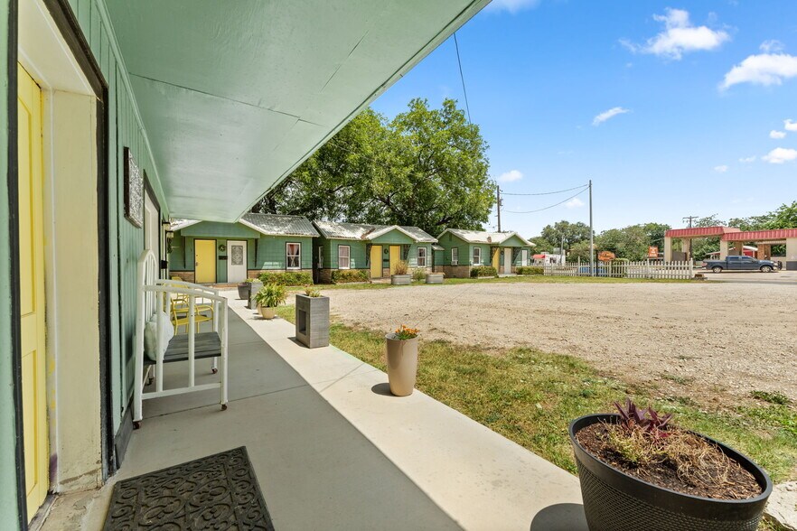More Photos Of 702 W Wallace St, San Saba Hotel For Sale