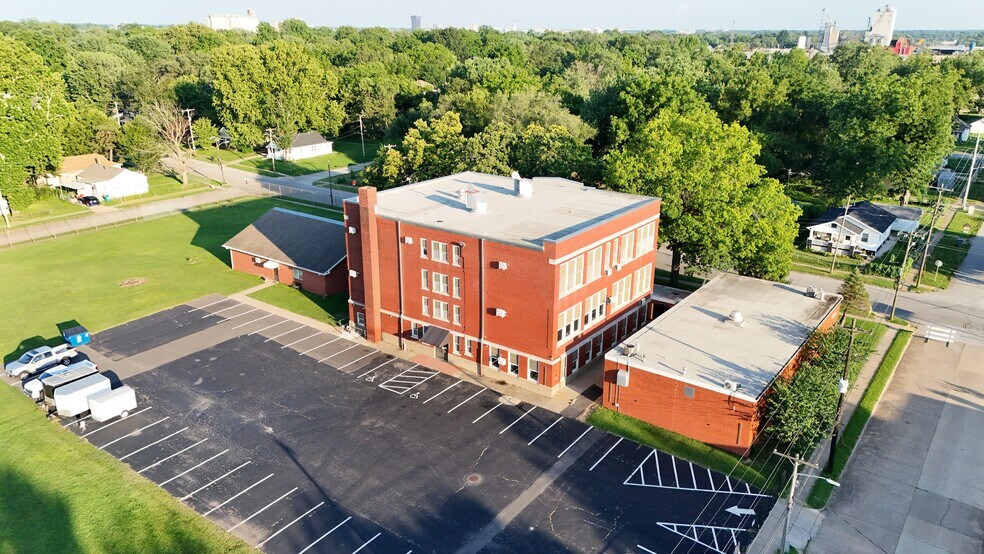 Primary Photo Of 1423 W Atlantic St, Springfield Schools For Sale