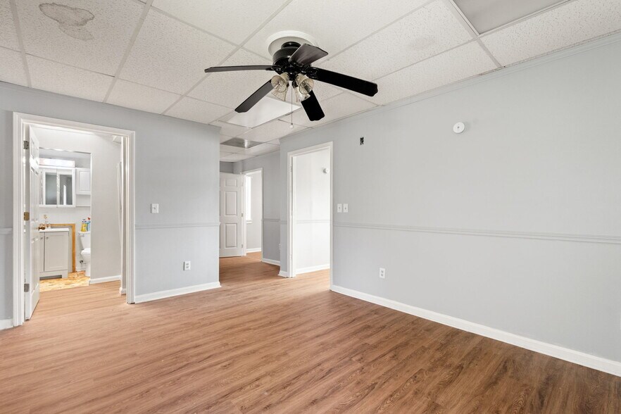 More Photos Of 756 Lakeshore Dr, Scottsburg Flex For Sale