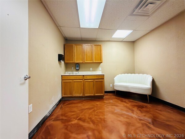 More Photos Of 1002 E Cherry St, Cushing Medical For Sale