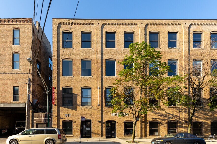 More Photos Of 811 W Evergreen St, Chicago Loft Creative Space For Sale