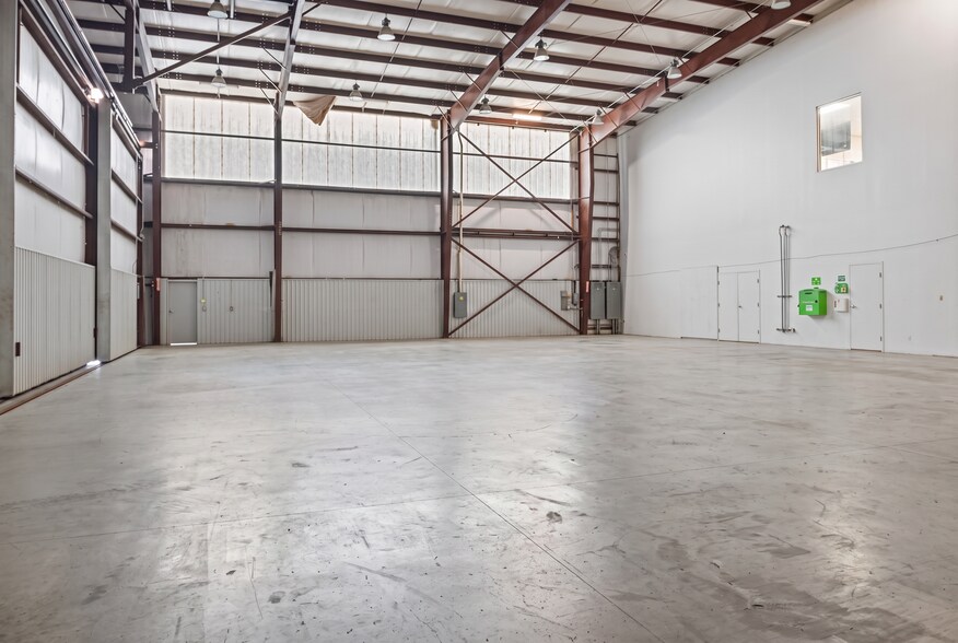 More Photos Of 18000 Groeschke Rd, Houston Airplane Hangar For Lease