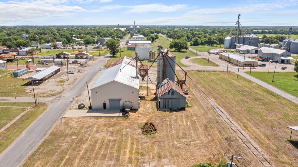 More Photos Of 151 5th St st, Honey Grove Flex For Sale