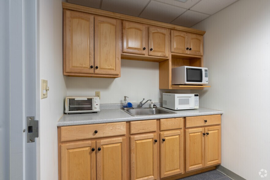 More Photos Of 118 Portsmouth Ave, Stratham Unknown For Lease